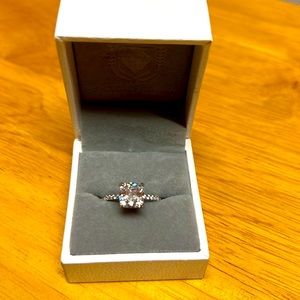 Stunning 3 ct CZ center stone - NEW